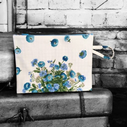 Pochette fleurie Pâquerettes bleu, trousse zippée, faite main en France, création originale, tissu vintage 1966 revalorisé, accessoire d'inspiration rétro.